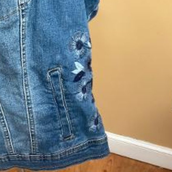 Mid-Wash Denim Vest With Embroidery Size 1X - Picture 3 of 3